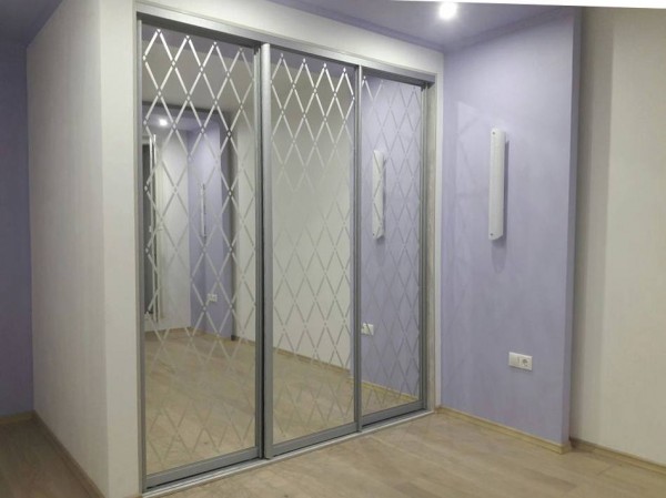 Шкаф-купе с зеркалом № 136