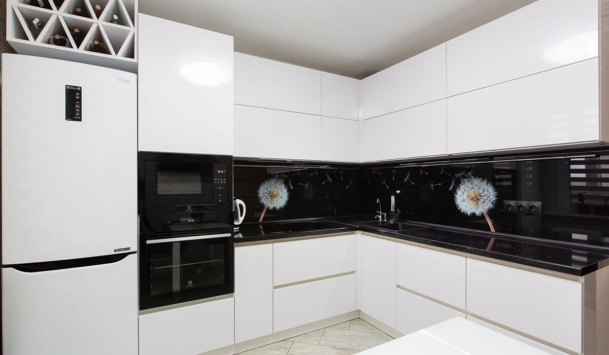 Белоснежная кухня мечты по ул. Маршала Лосика, 27