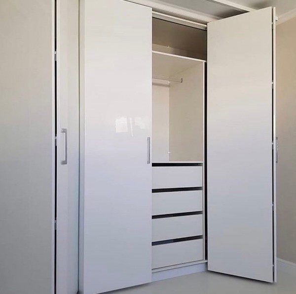 Распашной шкаф в гостиную № 145